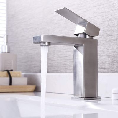Miscelatore d'argento spazzolato rispettoso dell'ambiente di acqua fredda e caldo del rubinetto per il lavabo